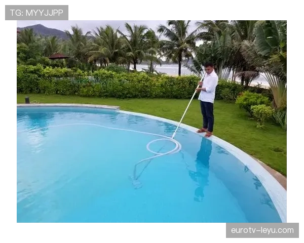 苏亚雷斯训练完顺手给家里泳池换水，这日子谁顶得住啊